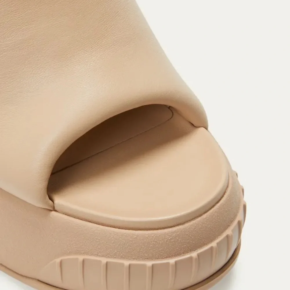 FENDI
Padded Leather Platform Wedge Slides - Picture 3 of 3